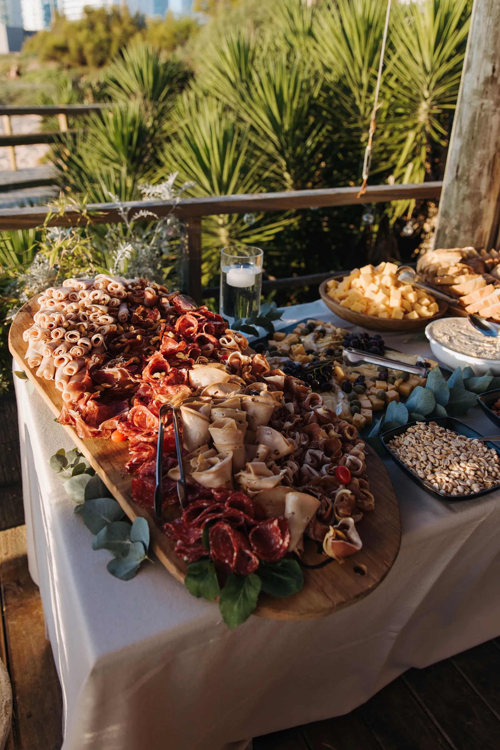 Tabla grande de fiambres y quesos en una mesa de evento