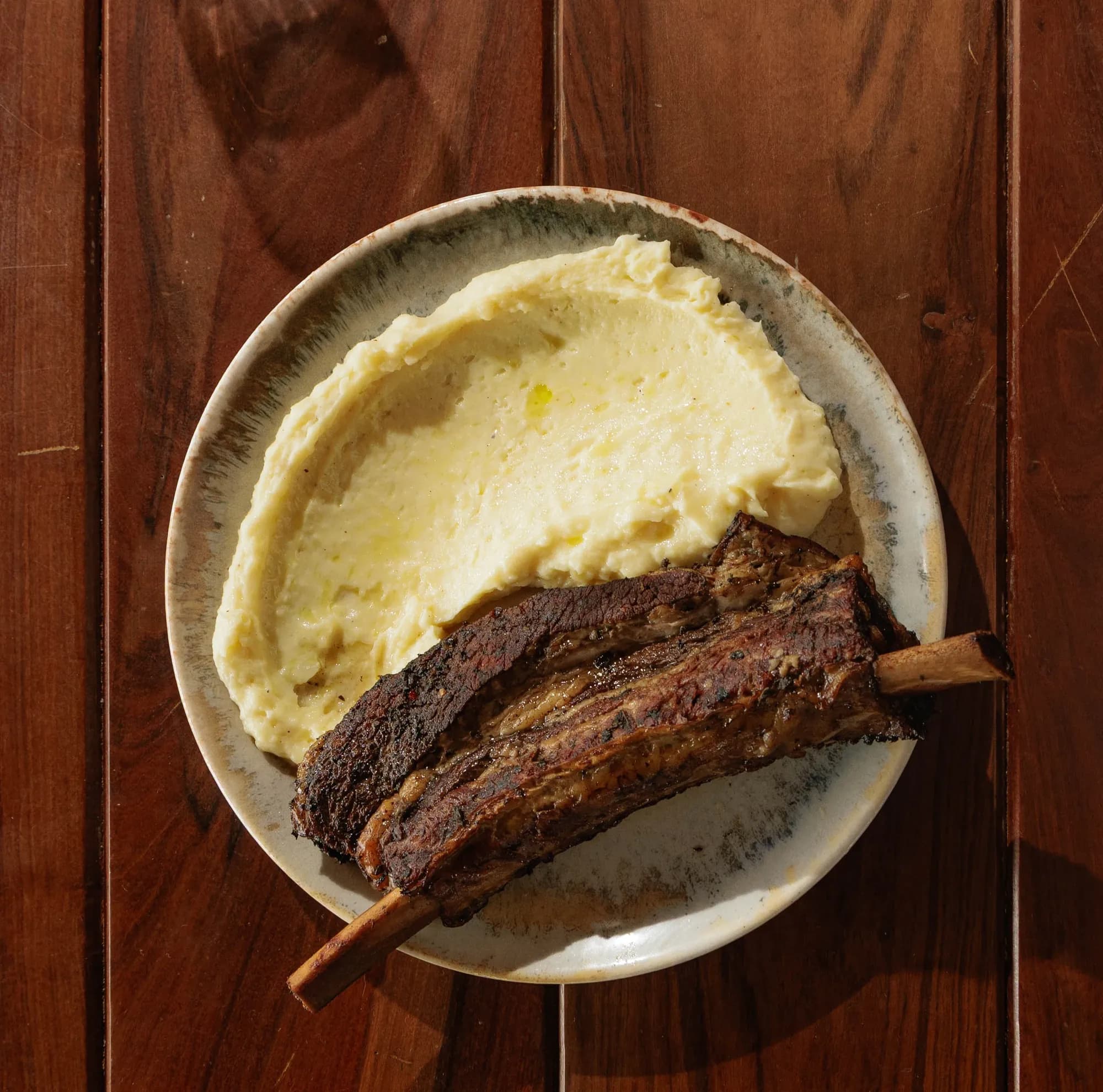 Costillar angus braseado — braseado 6 horas, con puré de papas al aceite de trufas