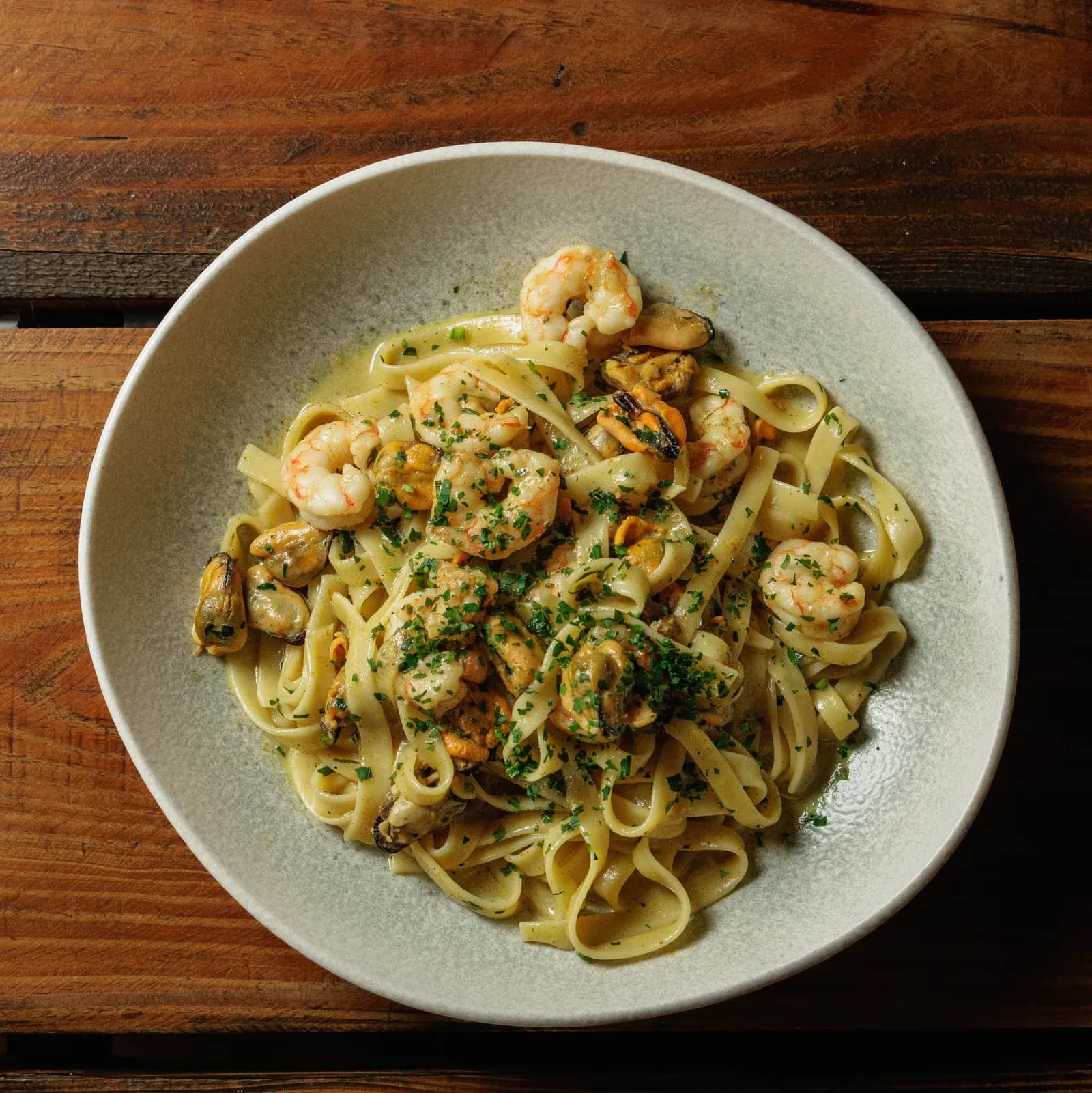 Fettuccine Gorriti — crema de coco y curry, langostinos al hierro y mejillones