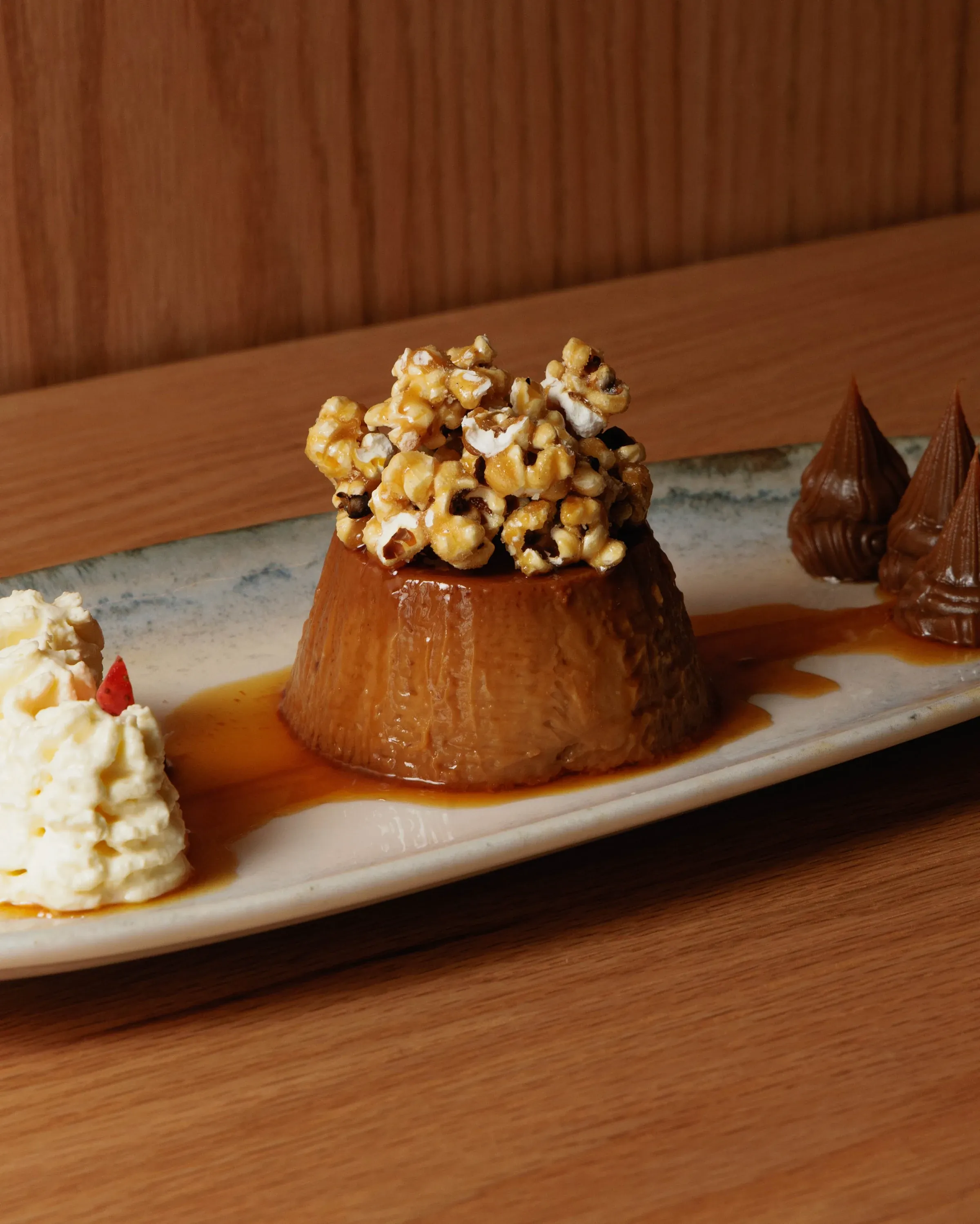 Flan de dulce de leche — el clásico casero, con crema batida y caramel pop
