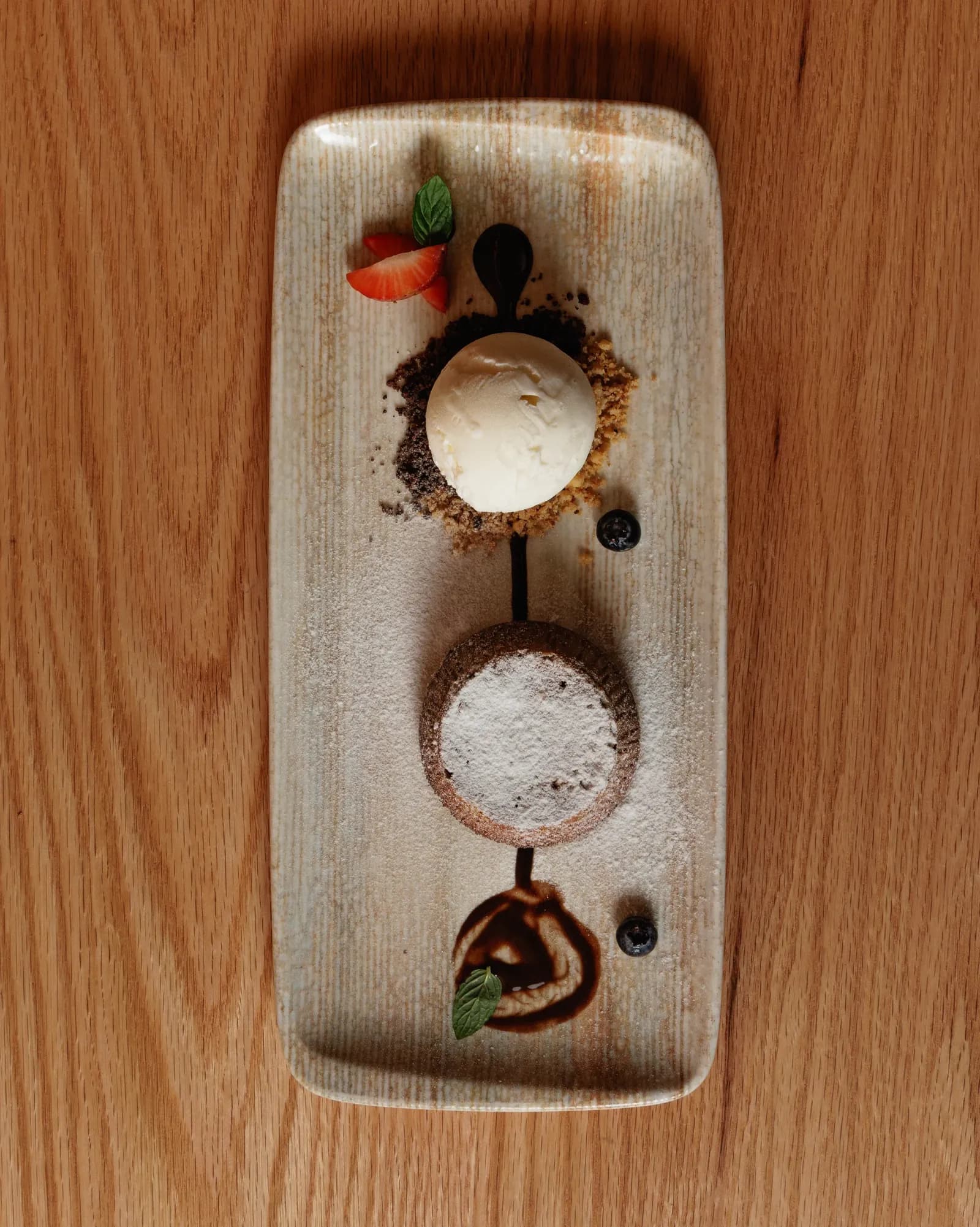 Volcán de dulce de leche — con helado de crema americana