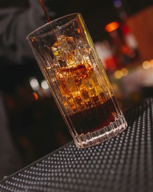 Trago de la casa servido en la barra de Muelle 3