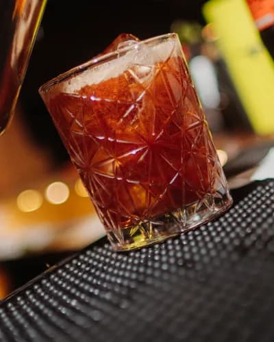 Trago de la casa servido en la barra de Muelle 3