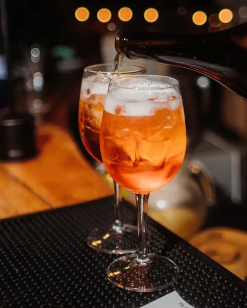 Trago de la casa servido en la barra de Muelle 3